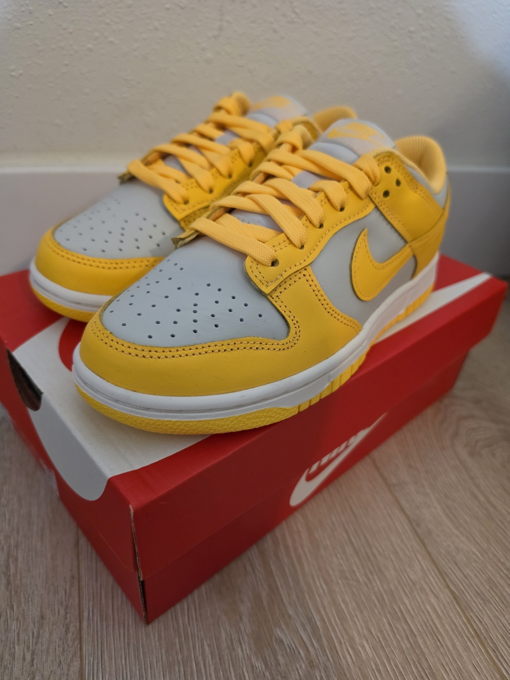 Nike Yellow Dunk Loe